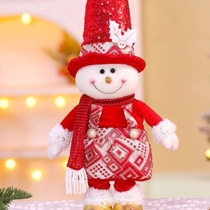 Détail d'un bonhomme de neige festif en peluche avec paillettes et perles de Noël