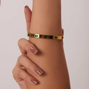 Bracelet pour femme en acier titane doré orné de zircons rectangulaires vert émeraude