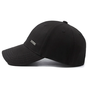 Berretto da baseball classico in cotone nero con visiera curva e dettaglio in metallo