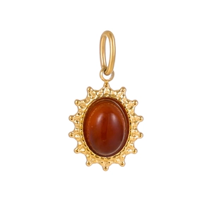 Detail eines Vintage-Edelstahlanhängers in Gold mit ovalem, dunkelbraunem Naturstein