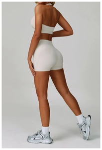 Détail d'un ensemble short de yoga taille haute et haut licou montrant la texture