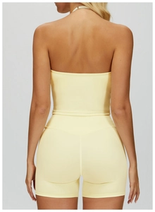 Vue arrière du haut de yoga licou jaune et du short avec design dos ouvert