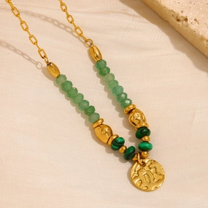 Détails du collier plaqué or 18 carats avec perles facettées vertes et pendentif circulaire