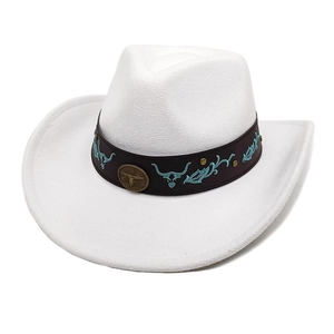 Détail du chapeau de cow-boy en laine blanche avec bandeau cuir et broderie tête de taureau
