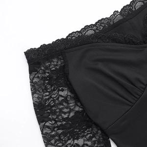 Détails macro de la dentelle noire et des coutures plissées sur la robe élégante