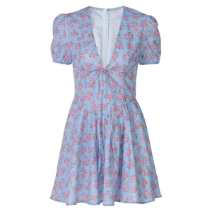 Détail d'une robe fleurie bleu clair avec col en V, imprimé rose et manches bouffantes