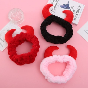 Vue détaillée des bandeaux en peluche avec cornes de diable en rouge, noir et rose en velours