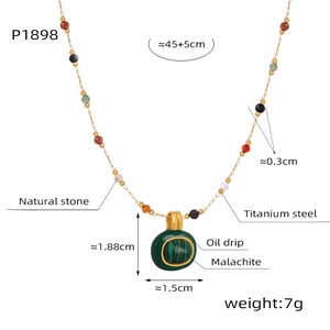 Détail montrant les dimensions du collier en malachite verte et acier titane