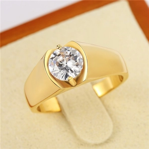 Gros plan détaillé d'une bague pour homme en titane doré avec un grand zircon taille brillant