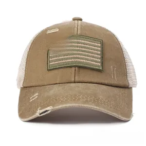 Detailansicht der Khaki-Trucker-Mütze mit USA-Flaggen-Stickerei und atmungsaktivem Netz
