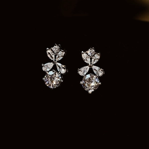 Elegant zircon flower pendant necklace in silver with sparkling high-grade crystals