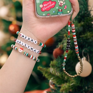 Detailansicht handgefertigter Weihnachts-Perlenarmbänder und festlicher Handy-Anhänger
