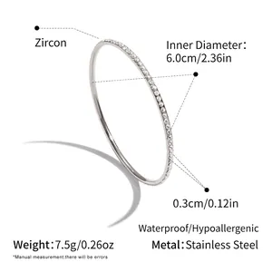 Detailansicht des silbernen Edelstahlarmreifs mit Zirkonia und 6,0cm Durchmesser
