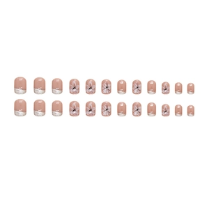 Kurze runde Camellia-Nägel zum Aufkleben mit nudepinkfarbener Basis und weißen Blumen