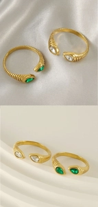 Dettaglio di zirconi a goccia su anello regolabile placcato oro con fascia a spirale