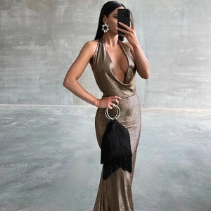Détail d'une robe dorée dos nu avec décolleté en V profond et texture métallique