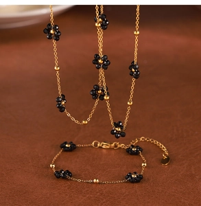 Détail de l'ensemble collier et bracelet marguerite plaqué or 18k avec perles