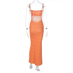 Vue arrière d'une robe longue fleurie orange, coupe ajustée avec dos nu et fines bretelles