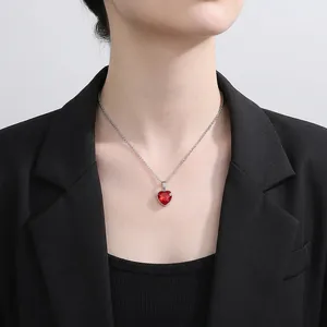 Modische 18K vergoldete Titanstahlkette mit facettiertem rotem Zirkonia-Herzanhänger