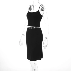 Détail d'un ensemble noir deux pièces avec haut à fines bretelles et jupe midi sur mannequin
