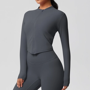 Vue détaillée de la veste de fitness gris anthracite et du pantalon de yoga assorti