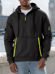 Dettaglio della felpa in pile da uomo con zip verde neon e tasca sulla manica