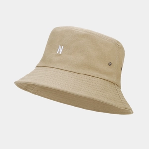 Détail d'un bob kaki avec broderie 'N' blanche et œillets d'aération en métal