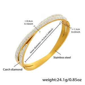 Detail eines vergoldeten Edelstahl-Armreifs mit zweireihigen tschechischen Diamanten