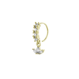 Détail d'un anneau de nez doré avec zircons étincelants et un pendentif fleur délicat