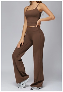 Détail du haut court et du legging évasé marron chocolat en tissu élastique