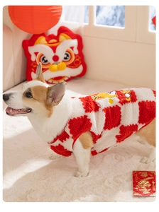 Detail der rot-weiß karierten Fleece-Haustierweste mit Löwentanz-Stickerei für Neujahr