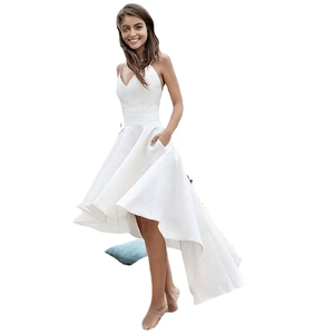 Élégante robe blanche sans manches à col en V, coupe asymétrique avec des poches