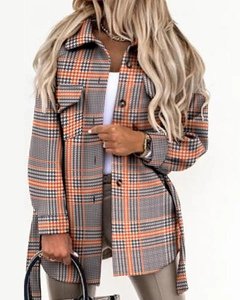 Detail der orange-grauen karierten Wolljacke mit langen Ärmeln und Knopfleiste vorne