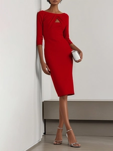 Detalle de elegante vestido midi rojo con escote de abertura y mangas de tres cuartos