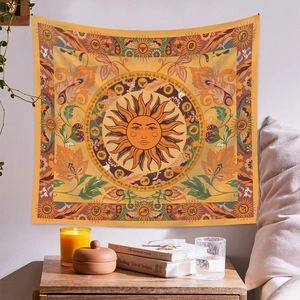 Détail de tapisserie tarot soleil avec motifs mandala bohèmes en tons chauds orange et jaune