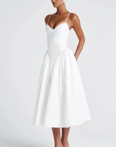 Détail d'une robe corset blanche élégante montrant le satin et la jupe plissée en ligne A