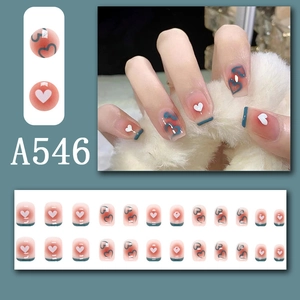 Details zu pinkfarbenen Farbverlaufsnägeln mit blauen French-Tips und Herzmustern