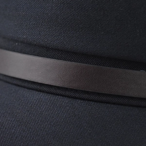 Béret classique avec chaîne PU en tissu noir et détail de sangle vintage pour femmes