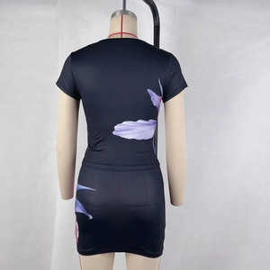 Détail de la vue arrière d'un ensemble jupe deux pièces noir avec imprimé floral mauve