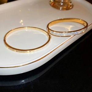 Bracciale Rigido In Rame Placcato Oro Con Zircone Scintillante Micro Pavé Pietra Principale Quadrata Chiusura A Fibbia Gioielli