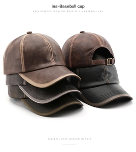 Détail de casquettes de baseball en cuir vintage avec texture et boucle métallique