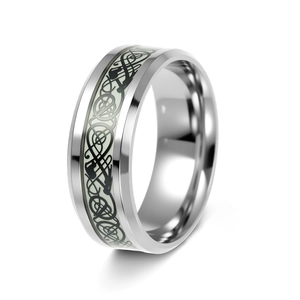Détail d'une bague en acier titane argenté avec motif nœud celtique noir et insert lumineux