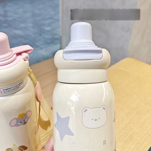 Detail of 316 stainless steel kids thermos with pearl paint finish and bear decal