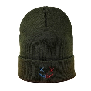 Bonnet en maille côtelée vert armée avec motif graffiti de visage souriant brodé