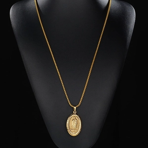 Detalle del colgante Nuestra Señora de Guadalupe en cadena de perlas cuadradas de oro