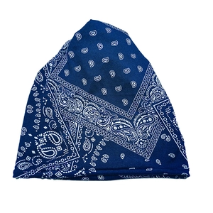 Detailansicht der dunkelblauen Beanie-Mütze mit Paisley-Muster und feiner Nahtführung