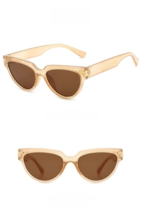 Dettaglio degli occhiali da sole vintage cat eye color tè con accenti dorati