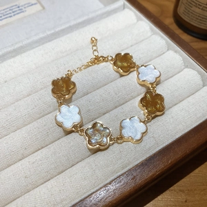 Détail du bracelet fleuri vintage français avec fermoir mousqueton doré et chaîne réglable