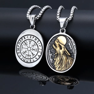 Détails des pendentifs boussole viking et tête de loup en acier poli sur surface noire