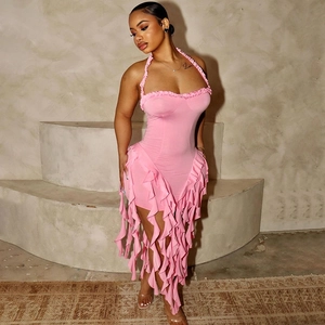 Detail eines rosa Neckholder-Bodycon-Kleids mit Volants und figurbetonter Passform